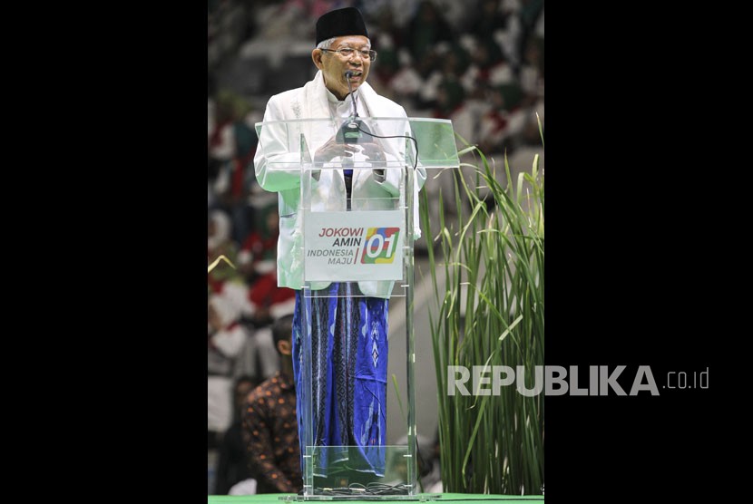 Calon Wakil Presiden nomor urut 01 Maruf Amin berpidato pada Majelis Taklim Bersalawat di Istora Senayan, Jakarta, Senin (8/4/2019). 