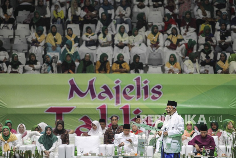Calon Wakil Presiden nomor urut 01 Maruf Amin berpidato pada Majelis Taklim Bersalawat di Istora Senayan, Jakarta, Senin (8/4/2019). 