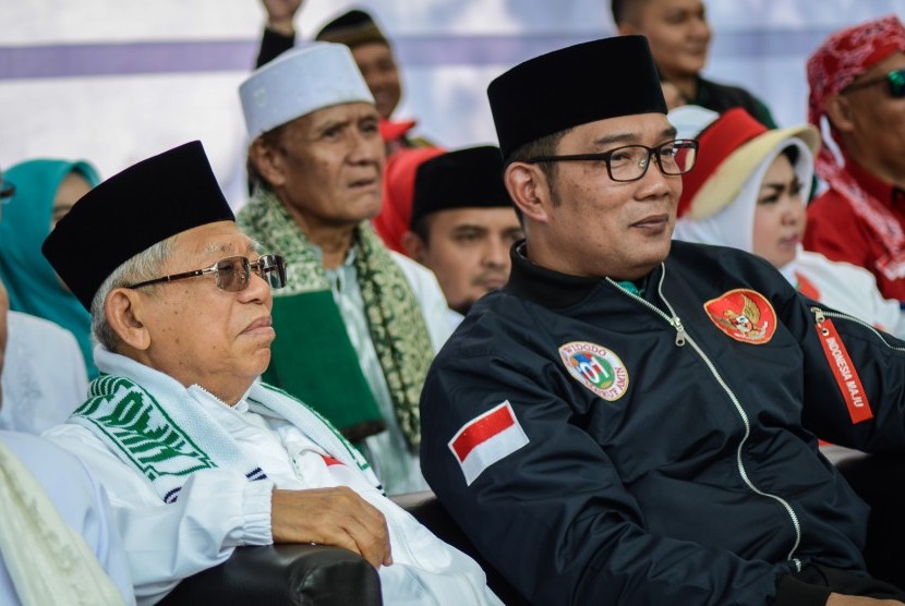 Calon Wakil Presiden nomor urut 01 Maruf Amin (kiri) bersama anggota tim pemenangan Paslon 01 Jokowi Maruf Amin, Ridwan Kamil (kanan) menghadiri kampanye akbar di Padalarang, Kabupaten Bandung Barat, Jawa Barat, Selasa (9/4/2019).