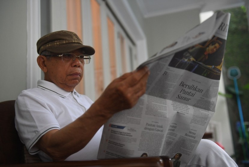 Calon Wakil Presiden nomor urut 01 Maruf Amin membaca koran di rumahnya, Jakarta.
