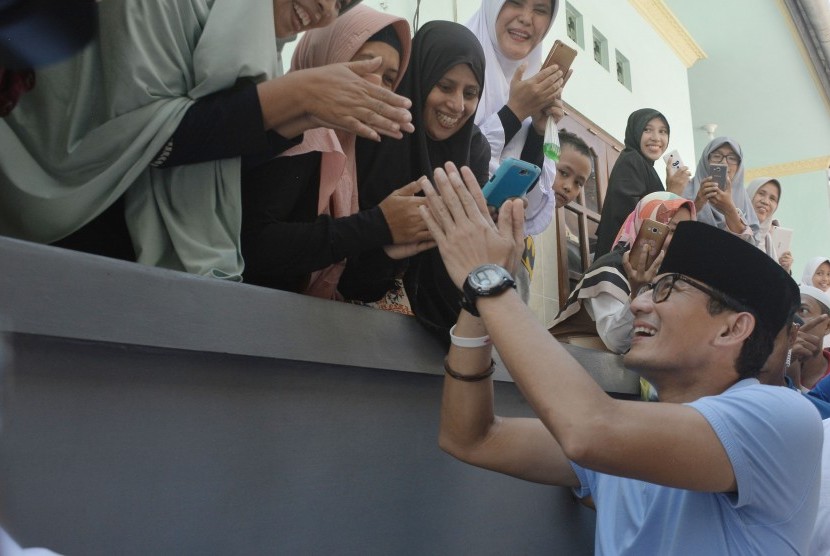 Sandiaga Uno Kunjungi Klungkung Bali: Calon Wakil Presiden nomor urut 02 Sandiaga Salahuddin Uno (kanan) menyapa warga usai Shalat Zuhur di Masjid Al-Hikmah Kampung Lebah di Klungkung, Bali, Sabtu (23/2/2019). 