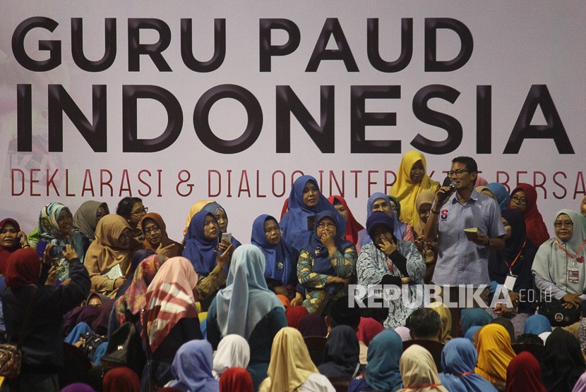Calon Wakil Presiden nomor urut 02 Sandiaga Salahuddin Uno (keempat kanan) berdialog dengan guru-guru PAUD saat berkampanye di Surabaya, Jawa Timur, Kamis (4/4/2019). 