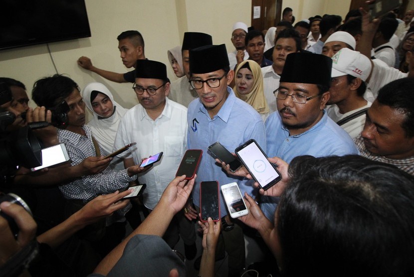 Sekretaris DPD Partai Gerindra Jawa Timur Anwar Sadad (ketiga kanan) memberikan keterangan pers.