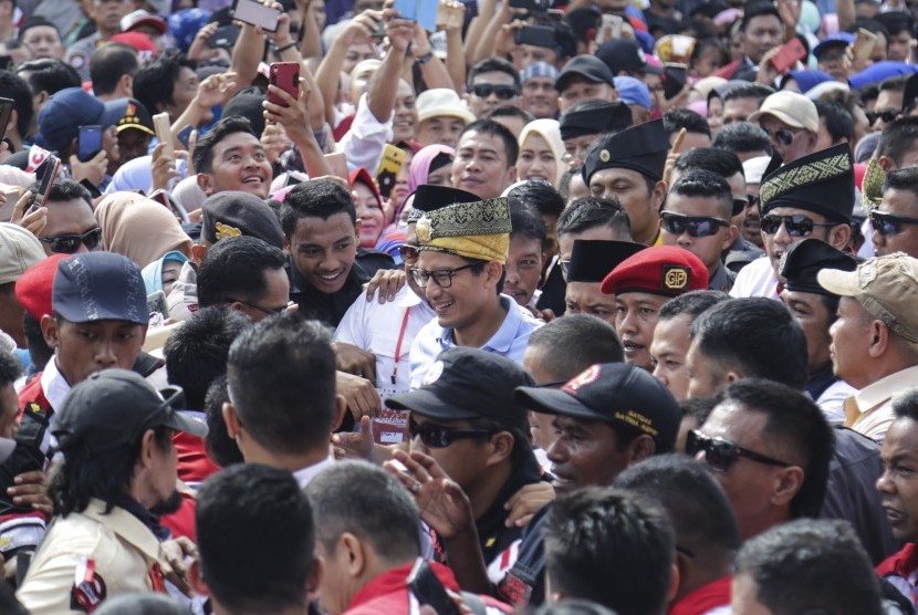 Calon Wakil Presiden nomor urut 02 Sandiaga Salahudin Uno (tengah) menyapa warga saat berkampanye di Pasar Botania 2, Batam, Kepulauan Riau, Senin (29/10/2018).