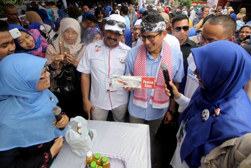 Calon Wakil Presiden nomor urut 02 Sandiaga Salahudin Uno (ketiga kanan) berbincang dengan pelaku Usaha Mikro, Kecil, dan Menengah (UMKM) di Kota Bogor, Jawa Barat, Kamis (8/11/2018).