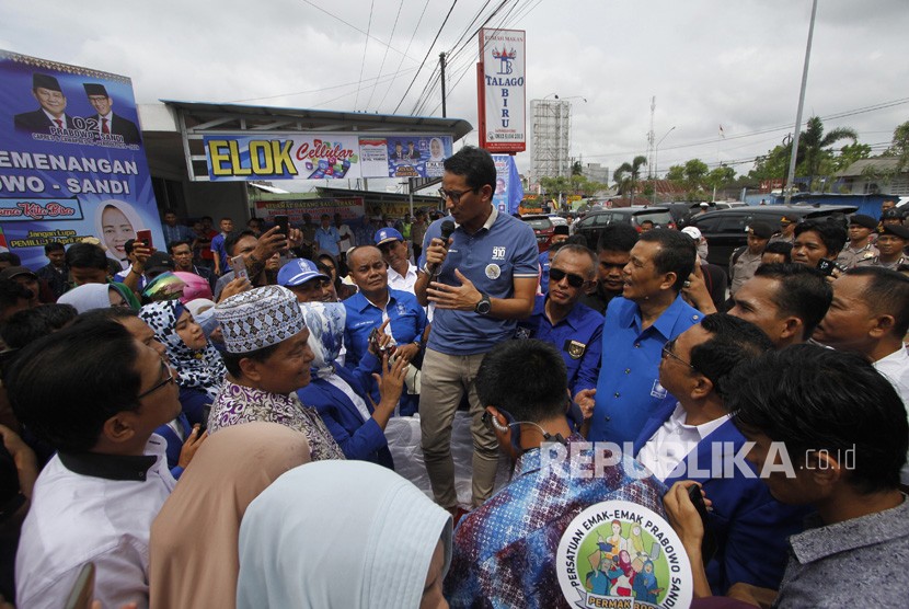 Calon Wakil Presiden nomor urut 02 Sandiaga Salahudin Uno (tengah) berdialog dengan sejumlah relawan dan warga di Pasar Selasa, Kota Pekanbaru, Riau, Senin (12/11/2018). 