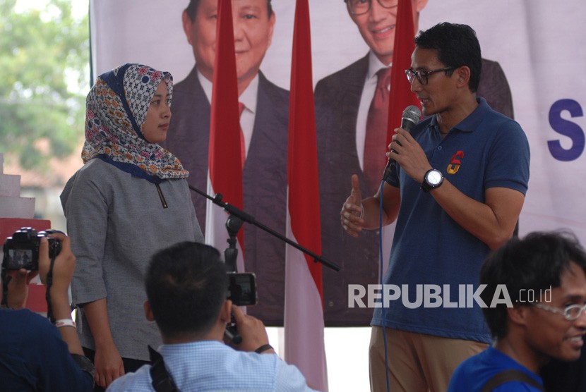 Calon Wakil Presiden nomor urut 02 Sandiaga Salahudin Uno (kanan) berdialog dengan warga saat meresmikan Roemah Djoeang di Borobudur, Magelang, Jawa Tengah, Ahad (18/11/2018). 