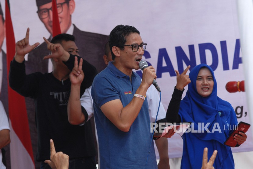 Calon Wakil Presiden nomor urut 02 Sandiaga Salahudin Uno bernyanyi bersama warga saat meresmikan Roemah Djoeang di Borobudur, Magelang, Jawa Tengah, Ahad (18/11/2018).