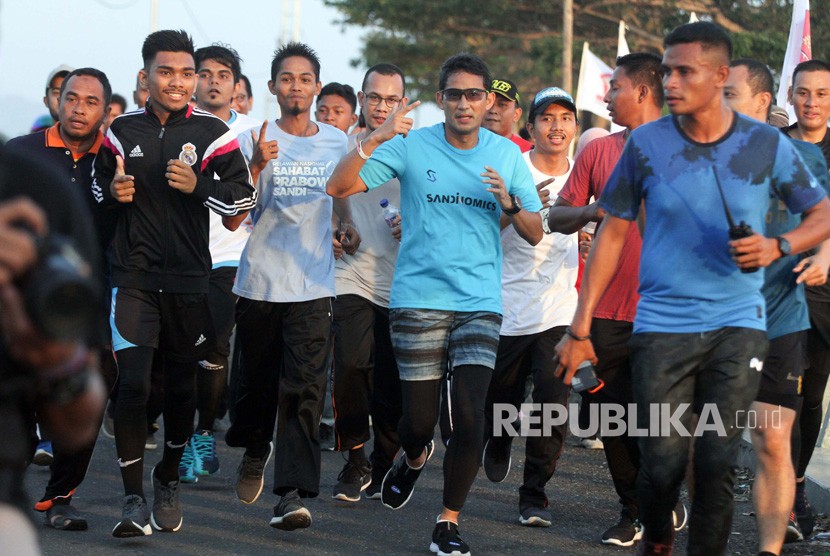 Sandiaga Uno (keempat kanan) lari pagi mengelilingi Waduk Lhokseumawe di Aceh, Ahad (3/2/2019). 