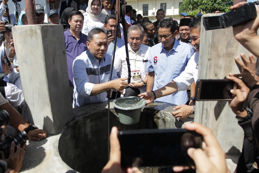 Calon Wakil Presiden nomor urut 02 Sandiaga Salahudin Uno (kanan) didampingi ketua MPR Zulkifli Hasan (ketiga kanan) berwudhu di sumur peninggalan Ir.Soekarno saat mengunjungi Rumah Pengasingan Bung Karno, Bengkulu, Sabtu (9/2/2019). 