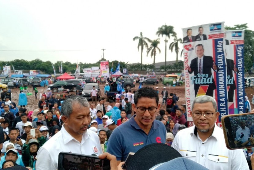 Calon Wakil Presiden nomor urut 02, Sandiaga Salahudin Uno sedang memberikan keterangan pers kepada wartawan usai berorasi pada kampanye terbuka di Lapangan Kobra, Tambun Selatan, Kabupaten Bekasi, Selasa (2/4).