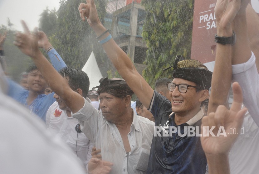 Calon Wakil Presiden nomor urut 02 Sandiaga Uno (kanan) menyapa pendukungnya saat kampanye di Lapangan Bhuana Patra, Buleleng, Bali, Selasa (9/4/2019). 