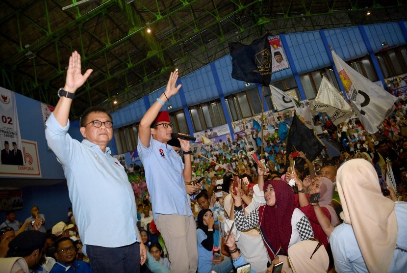 Calon Wakil Presiden nomor urut 02 Sandiaga Uno (kedua kiri) didampingi Ketua DPD Gerindra DKI Jakarta M Taufik (kiri) menyapa pendukungnya saat kampanye terbuka di Gelanggang Remaja Jakarta Utara, Tanjung Priok, Jakarta Utara, Senin (25/3/2019).