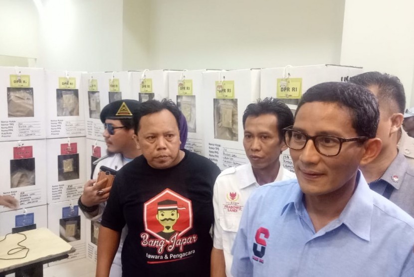 Calon wakil presiden nomor urut 02 Sandiaga Uno melakukan kunjungan pengawalan C-1 di PPK Cilandak, di Jakarta Selatan, Senin (29/4).
