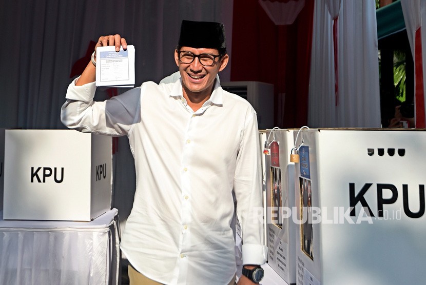 Calon Wakil Presiden nomor urut 02 Sandiaga Uno menunjukkan surat suara usai melakukan pencoblosan dalam Pemilu 2019 di TPS 02, Jakarta, Rabu (17/4/2019).
