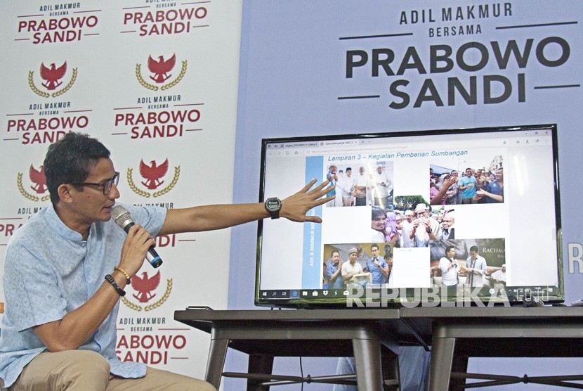 Calon Wakil Presiden nomor urut 02 Sandiaga Uno menyampaikan presentasi laporan dana kampanye di media center pemenangan Prabowo-Sandi di Jalan Sriwijaya, Jakarta, Senin (31/12/2018).