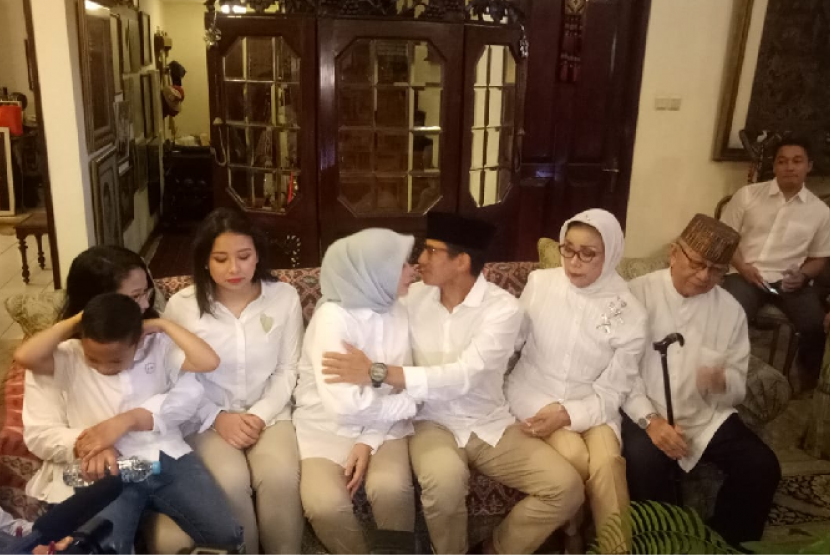 Calon wakil presiden nomor urut 02, Sandiaga Uno, menyempatkan diri sungkem kepada kedua orang tuanya ibu Mien Uno dan ayahnya Razif Halik Uno, ditemani istri dan ketiga anaknya, di rumah orang tuanya di Jalan Galuh 2, Jakarta Selatan, Rabu (17/4).