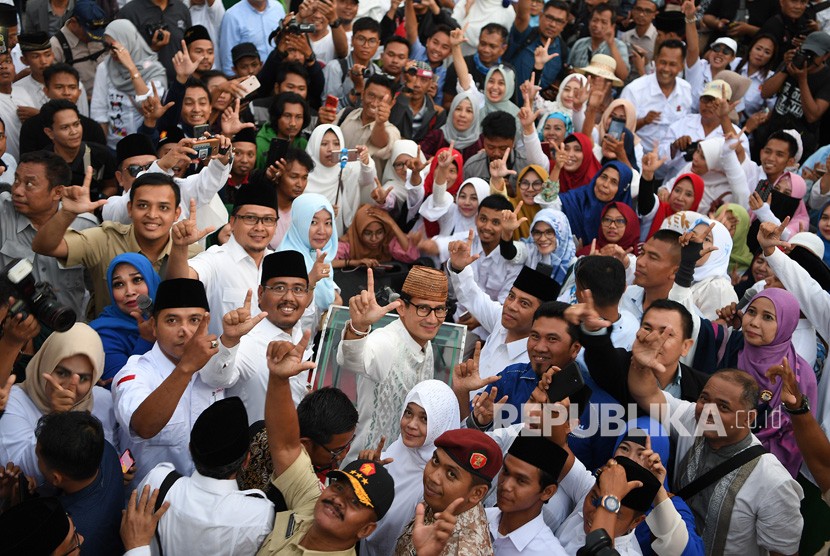 Calon Wakil Presiden nomor urut 02 Sandiaga Uno (tengah) memberi simbol dengan jarinya saat peresmian rumah pemenangan Prabowo Subianto - Sandiaga Uno di Surabaya, Jawa TImur, Senin (22/10/2018).