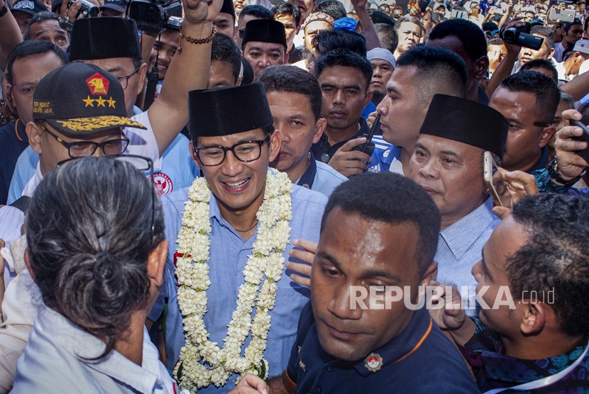 Calon Wakil Presiden nomor urut 02 Sandiaga Uno (tengah)