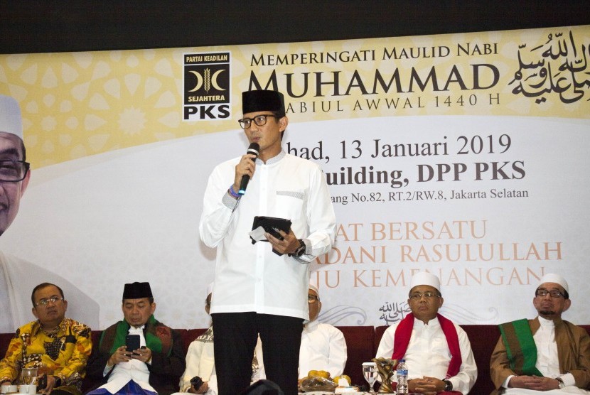 Calon Wakil Presiden nomor urut 02 Sandiaga Uno (tengah).