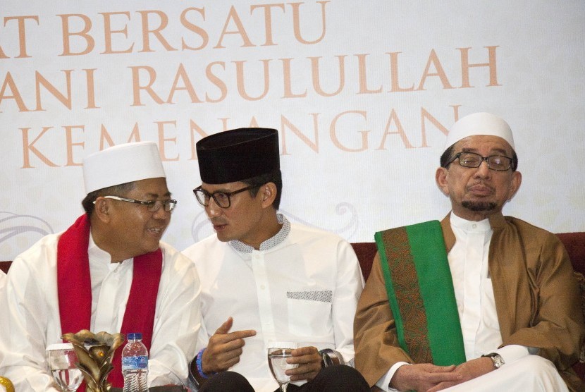 Calon Wakil Presiden nomor urut 02 Sandiaga Uno (tengah) berbincang dengan Presiden PKS Sohibul Iman (kiri) dan Ketua Majelis Syuro PKS Salim Segaf Al-Jufri (kanan) saat menghadiri kegiatan Maulid Nabi Muhammad SAW di DPP PKS Jalan TB Simatupang, Jakarta, Ahad (13/1/2019).