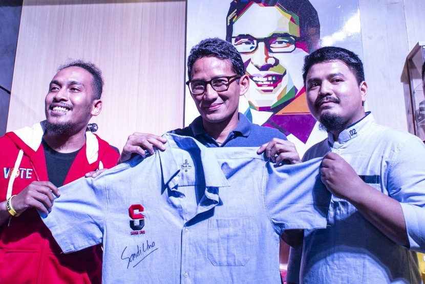 Calon Wakil Presiden nomor urut 02 Sandiaga Uno (tengah)