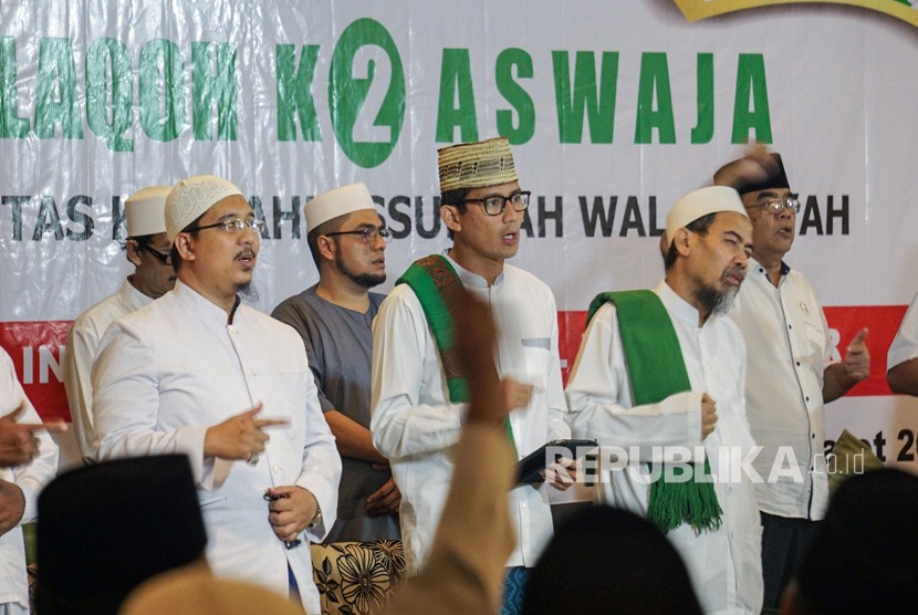 Calon Wakil Presiden Nomor urut 02 Sandiaga Uno (tengah) berdialog dengan ulama saat menghadiri silaturahmi dengan Komunitas Kyai Ahlussunnah Wal Jama'ah di Pekalongan, Jawa Tengah, Kamis (14/2/2019).