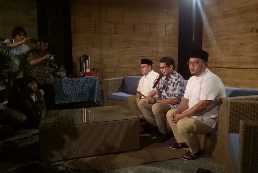 Calon wakil presiden nomor urut 02, Sandiaga Uno (tengah)melakukan jumpa pers, didampingi dua anggota Badan Pemenangan Nasional (BPN) Prabowo-Sandiaga, di Jalan Pulombangkeng nomor 5, Jakarta Selatan, Jumat (14/6). 