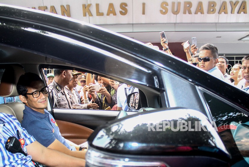 Calon Wakil Presiden Nomor urut 02 Sandiaga Uno usai menjenguk Ahmad Dhani di Rutan Kelas I Surabaya di Medaeng, Sidoarjo, Jawa Timur, Sabtu (16/2/2019). 