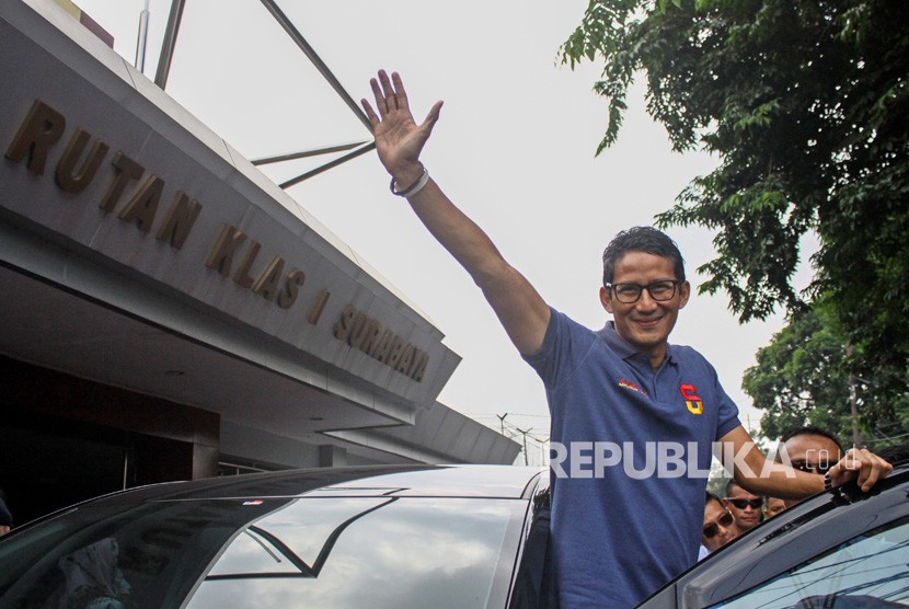 Calon Wakil Presiden Nomor urut 02 Sandiaga Uno usai menjenguk Ahmad Dhani di Rutan Kelas I Surabaya di Medaeng, Sidoarjo, Jawa Timur, Sabtu (16/2/2019). 