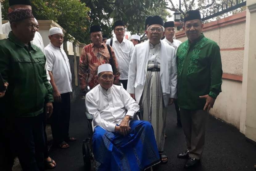 Calon Wakil Presiden Pilpres 2019, KH Ma'ruf Amin (KMA) bersilaturahim dengan mantan ketua MUI DKI Jakarta KH. Munzir Tamam (kursi roda) di Jalan KH Maisin No. 30, Kelender, Jakarta Timur, Jumat (21/9).