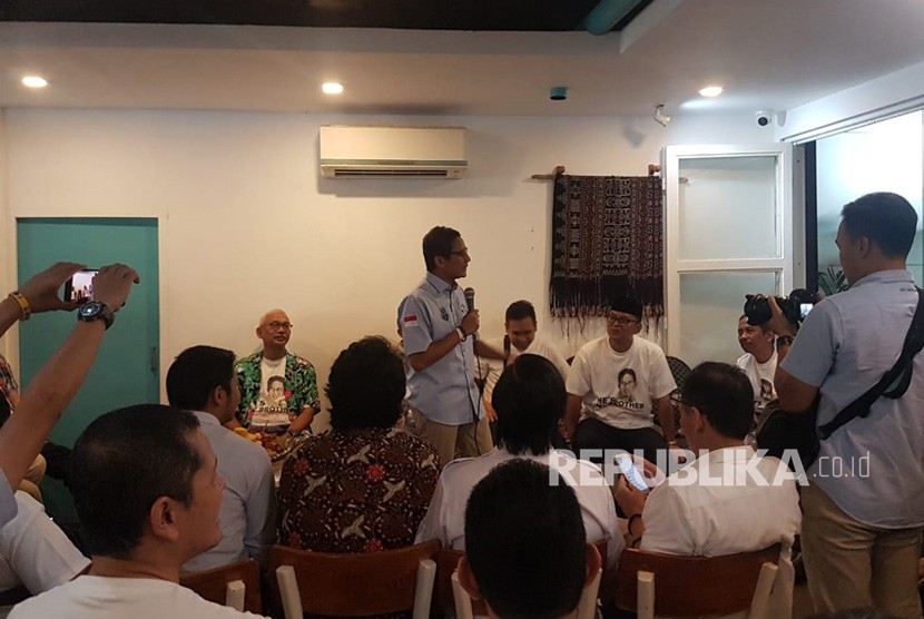 Calon wakil presiden Sandiaga Salahuddin Uno berfoto bersama para alumni Pangudi Luhur di Panglima Polim, Jakarta, Rabu (13/2).