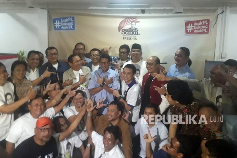 Calon wakil presiden Sandiaga Salahuddin Uno berfoto bersama para alumni Pangudi Luhur di Panglima Polim, Jakarta, Rabu (13/2).