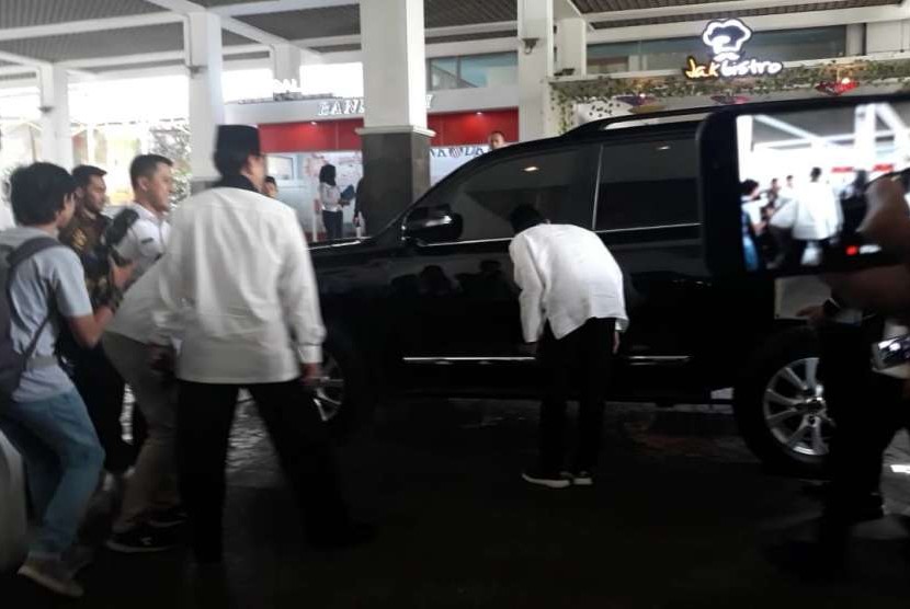 Calon Wakil Presiden Sandiaga Salahuddin Uno mencium mobil dinasnya untuk terakhir kalinya di Balai Kota DKI Jakarta, Jumat (10/8). 