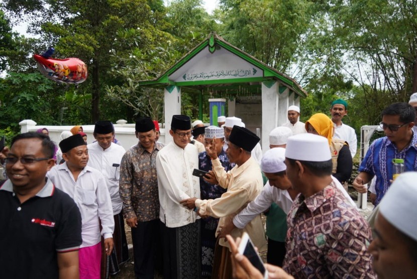 Calon wakil presiden Sandiaga Salahuddin Uno menghadiri Haul ke 133 Almarhum KH Abdul Karim di Pondok Pesantren (Ponpes) Sembilangan Kramat, Kabupaten Bangkalan, Jawa Timur, Ahad (27/1).