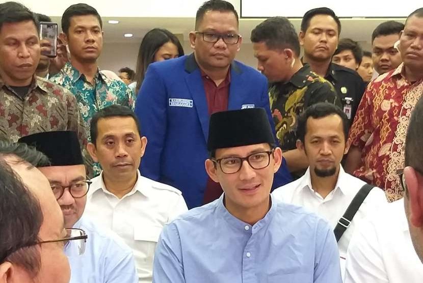 Calon wakil presiden Sandiaga Salahuddin Uno menyampaikan Laporan Awal Dana Kampanye (LADK) Tim Badan Pemenangan Nasional Prabowo-Sandi di Kantor Komisi Pemilihan Umum (KPU), Jakarta Pusat, Ahad (23/9).