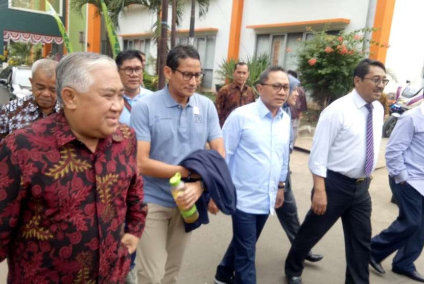 Calon wakil presiden, Sandiaga Uno bersama Ketua Majelis Permusyawatan Rakyat (MPR) RI, Zulkifli Hasan dan Ketua Dewan Pertimbangan Majelis Ulama Indonesia (MUI) Din Syamsuddin menyambangi Universitas Muhammadiyah Jakarta (UMJ) di Ciputat, Tangerang Selatan, Rabu (29/8). 