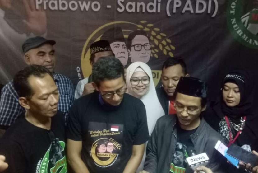 Calon wakil presiden, Sandiaga Uno, menerima kedatangan relawan Militan (GN) Gatot Nurmantyo di Posko Melawai 16, di Jakarta Selatan, Kamis (6/9). 