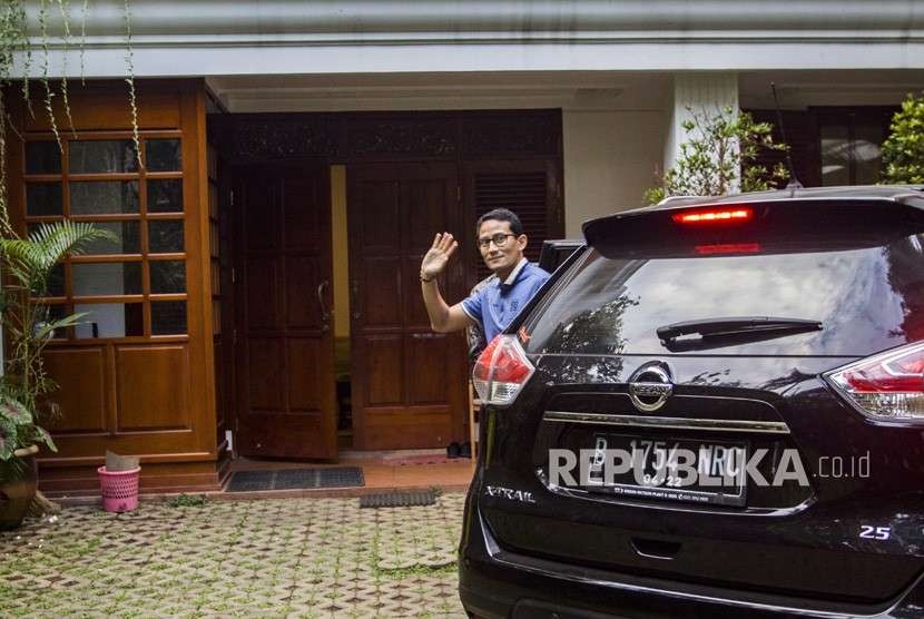 Calon Wakil Presiden Sandiaga Uno tiba di kediaman Capres Prabowo Subianto untuk mengikuti pertemuan koalisi pengusung Prabowo-Sandi, di kawasan Jalan Kertanegara, Jakarta, Kamis (20/9).