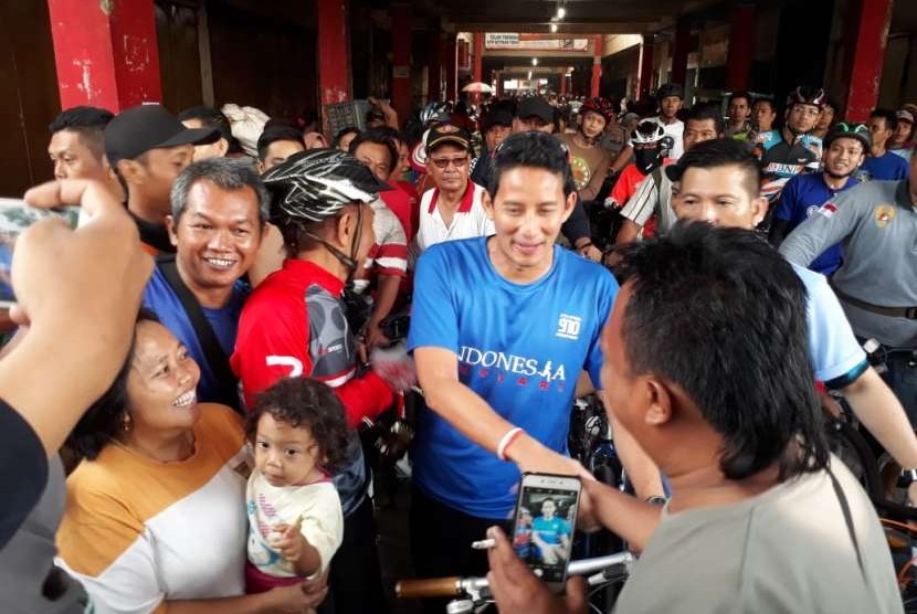 Calon Wakil Presiden Sandiaga Uno bersama Ketua Umum PAN Zulkifli Hasan bersepeda sehat keliling Kota Purwokerto, Selasa (25/9). Dalam kegiatan tersebut, Sandi sempat mengunjungi pedagang pasar di Pasar Wage. 