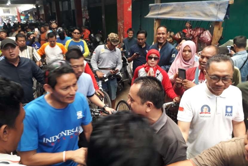 Calon Wakil Presiden Sandiaga Uno bersama Ketua Umum PAN Zulkifli Hasan bersepeda sehat keliling Kota Purwokerto, Selasa (25/9). Dalam kegiatan tersebut, Sandi sempat mengunjungi pedagang pasar di Pasar Wage. 