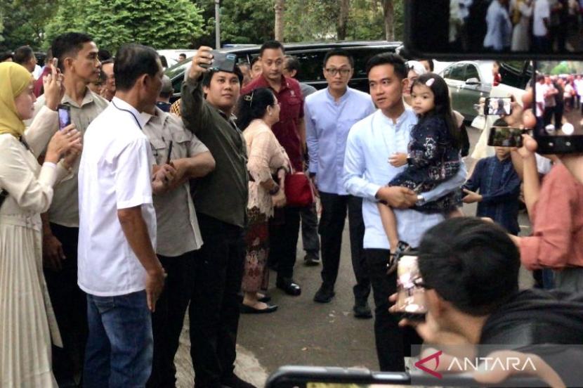 Calon wakil presiden terpilih/Wali Kota Surakarta Gibran Rakabuming Raka (kanan) bertandang ke kediaman Prabowo Subianto di Jalan Kertanegara Nomor 4, Jakarta, Rabu (10/4/2024).