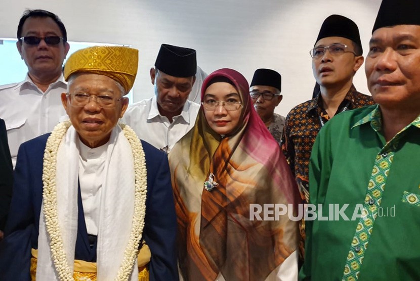 Calon Wakil Presiden (Wapres) nomor urut 01, KH. Ma'ruf  Amin bersama Istrinya, Wury Estu Handayani saat disambut para tokoh  Sumatera Utara di Bandara Kualanamu Deli Serdang, Sabtu (9/3). 