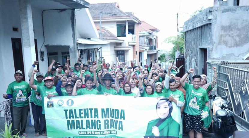 Relawan menyapa masyarakat di Jawa Timur. 