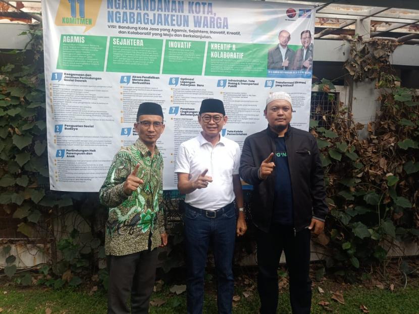 Calon Wali Kota Bandung Dandan Riza Wardana (tengah) berfoto bersama sejumlah tokoh pesantren dan pemuda di Kota Bandung, Kamis (17/10/2024). 