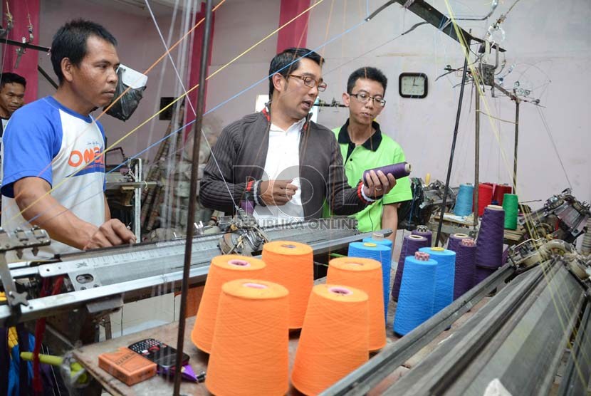  Calon Wali Kota Bandung, Ridwan Kamil meninjau pabrik rajutan saat mengunjungi Sentra Rajut di Binongjati, Bandung, Selasa (2/4).(Republika/Edi Yusuf)