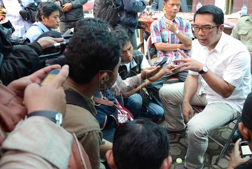   Calon Wali Kota Bandung, Ridwan Kamil menjawab pertanyaan wartawan saat mengunjungi Sentra Rajut di Binongjati, Bandung, Selasa (2/4).    (Republika/Edi Yusuf)