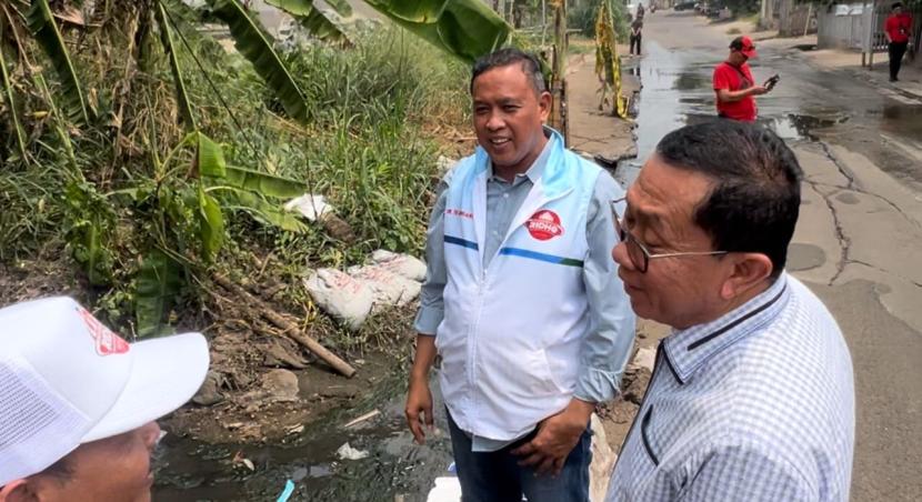 Calon Wali Kota Bekasi Tri Adhianto mengunjungi lokasi banjir.