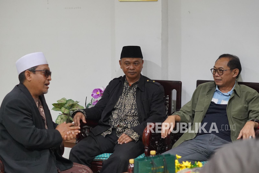 Calon Wali Kota (Cawalkot) Bandung Dandan Riza Wardana berkunjung ke Pondok Pesantren (Ponpes) Modern Insan Madani, Rancakendal, Cigadung Kota Bandung, Rabu (20/11). 