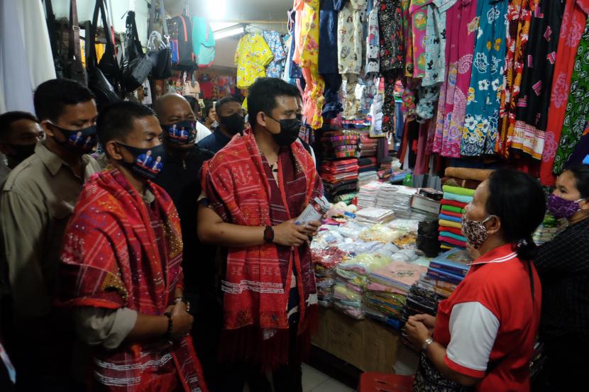 Calon Wali Kota Medan nomor urut dua Bobby Nasution (tengah) berdialog bersama pedagang saat melakukan blusukan ke Pasar Pringgan, Medan, Sumatera Utara, Senin (28/9/2020). Blusukan Bobby Nasution ke pasar tersebut untuk mendengar keluhan dan aspirasi pedagang sekaligus mencari solusi terhadap masalah yang dihadapi para pedagang